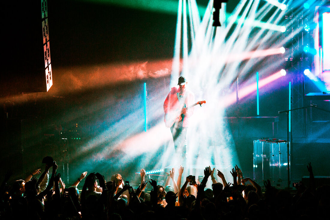 Light beams over the crowd